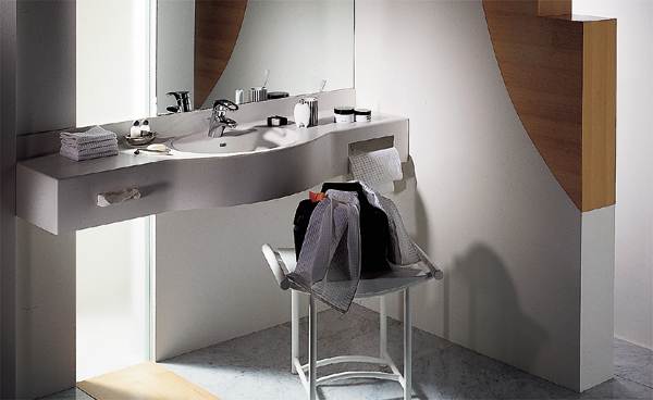 Hotelwaschtisch mit Kleenex-Ausschnitt