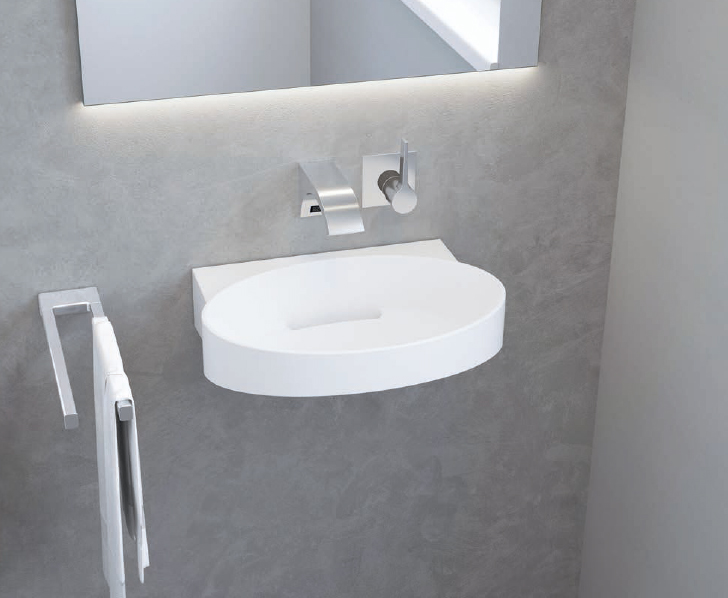 ovales Waschbecken mit Ablaufrinne durch Rinnenablauf