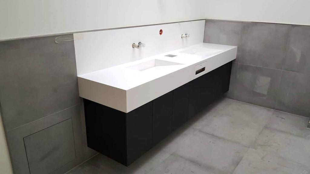 Waschbecken mit Rinnenablauf