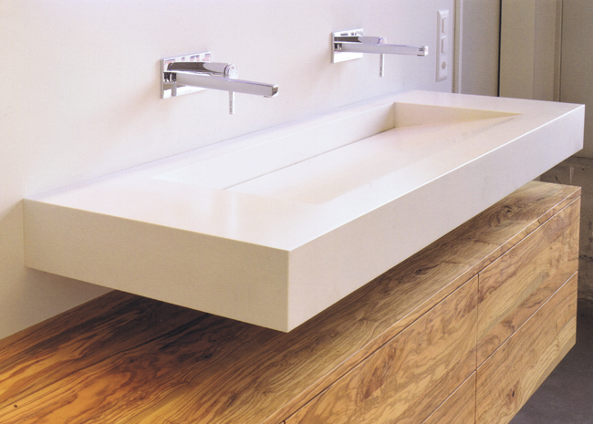 Rinnenablauf als Schlitzablauf im ovalen Waschbecken