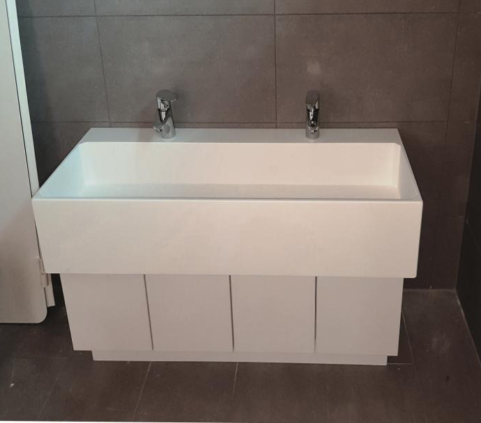 Waschrinnen Kindergarten mit Unterschrank