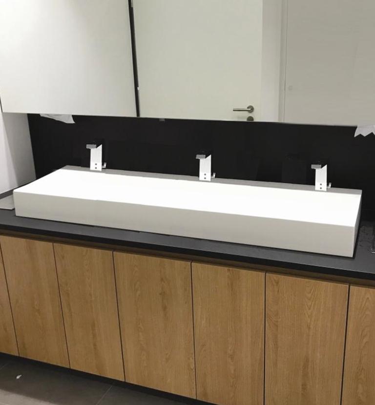 Waschtisch mit Aufsatzwaschbecken und Unterschrank